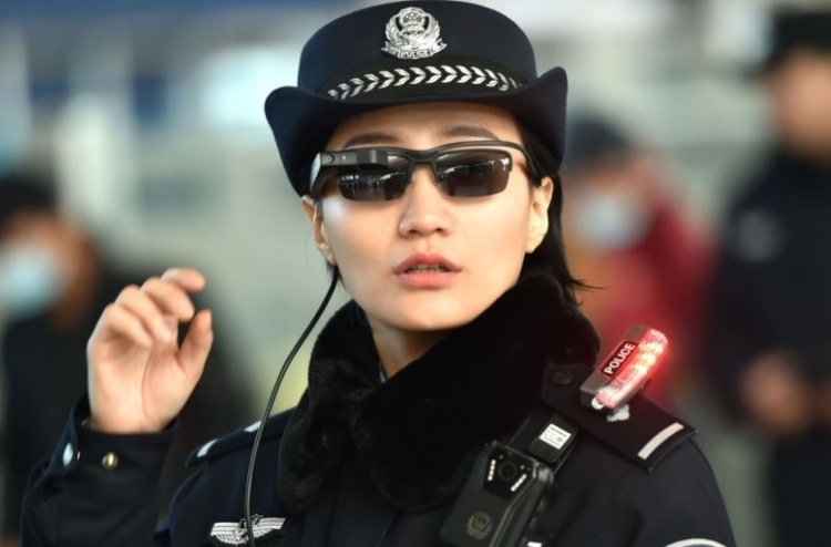 Фото - Китайские полицейские взяли на вооружение смарт-очки для идентификации личности»