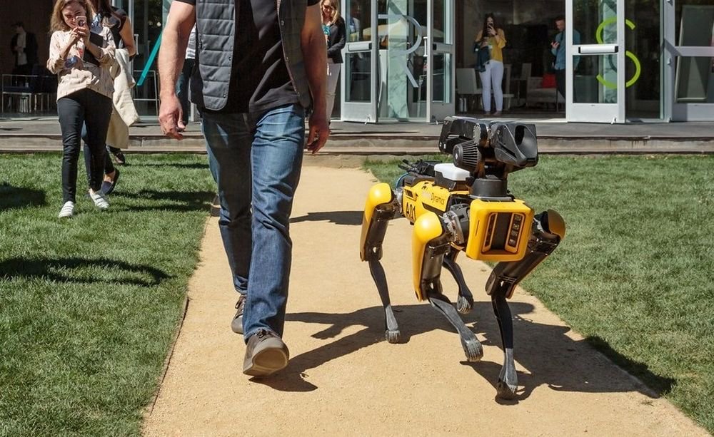 Фото - #фото дня | Глава Amazon выгулял собаку-робота Boston Dynamics