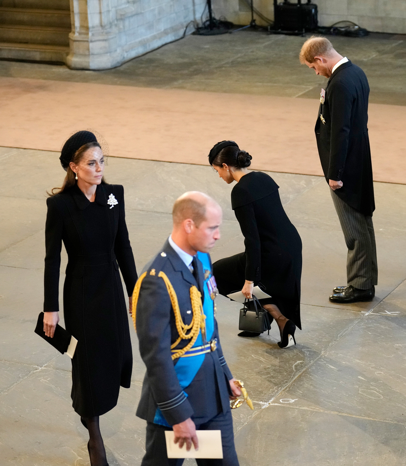 Вся британская королевская семья на прощании с Елизаветой II в Лондоне