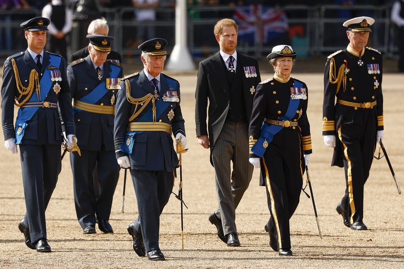 Вся британская королевская семья на прощании с Елизаветой II в Лондоне
