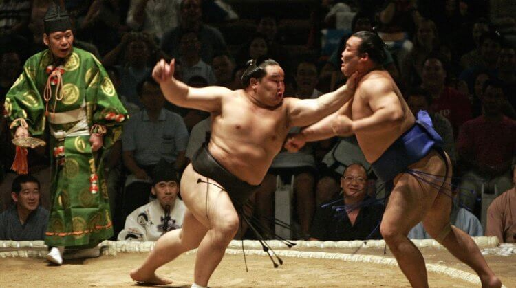 Почему борцам сумо нужно весить больше 120 кг и как они выглядят в детстве