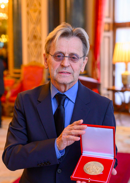 Михаил Барышников получил медаль Королевской академии танца из рук королевы-консорта Камиллы