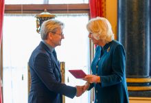 Фото - Михаил Барышников получил медаль Королевской академии танца из рук королевы-консорта Камиллы